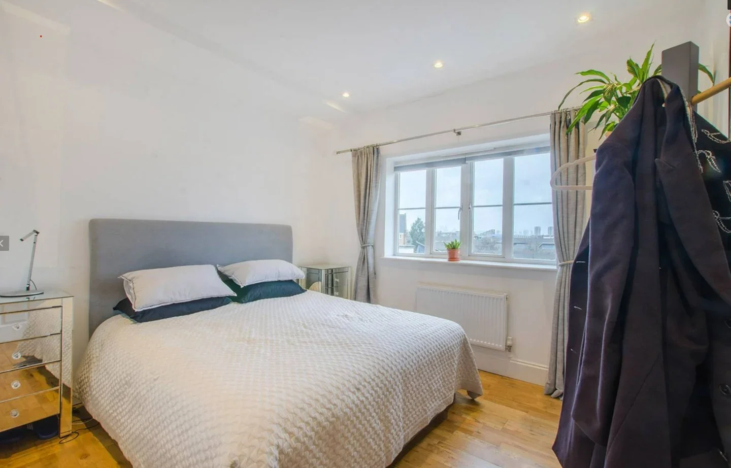 Flat Peckham Road in Greater London