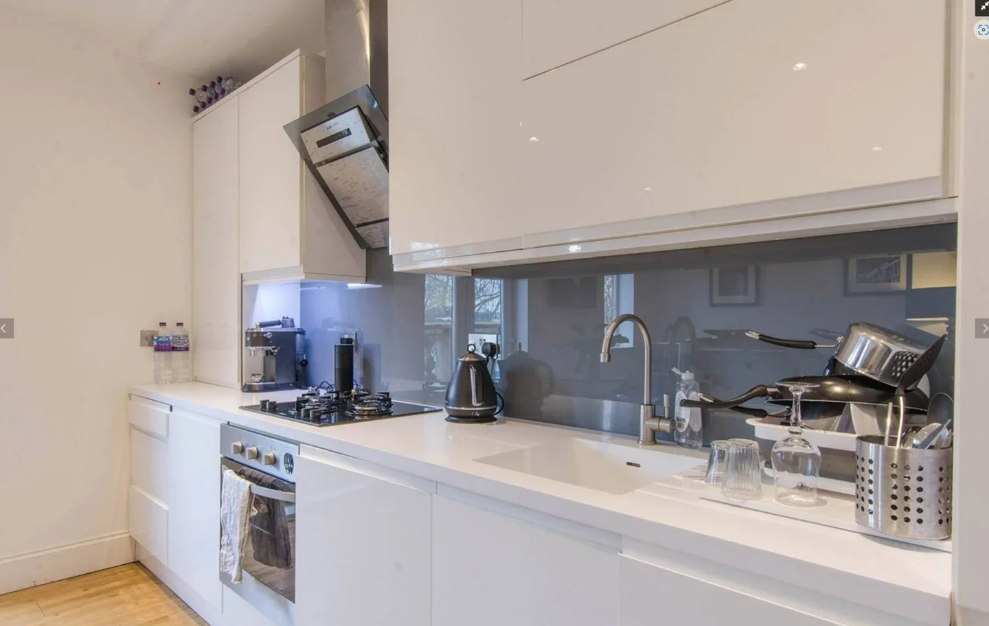 Flat Peckham Road in Greater London