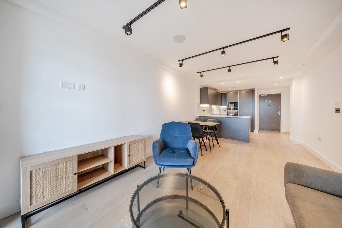Flat Tannery Square in Greater London