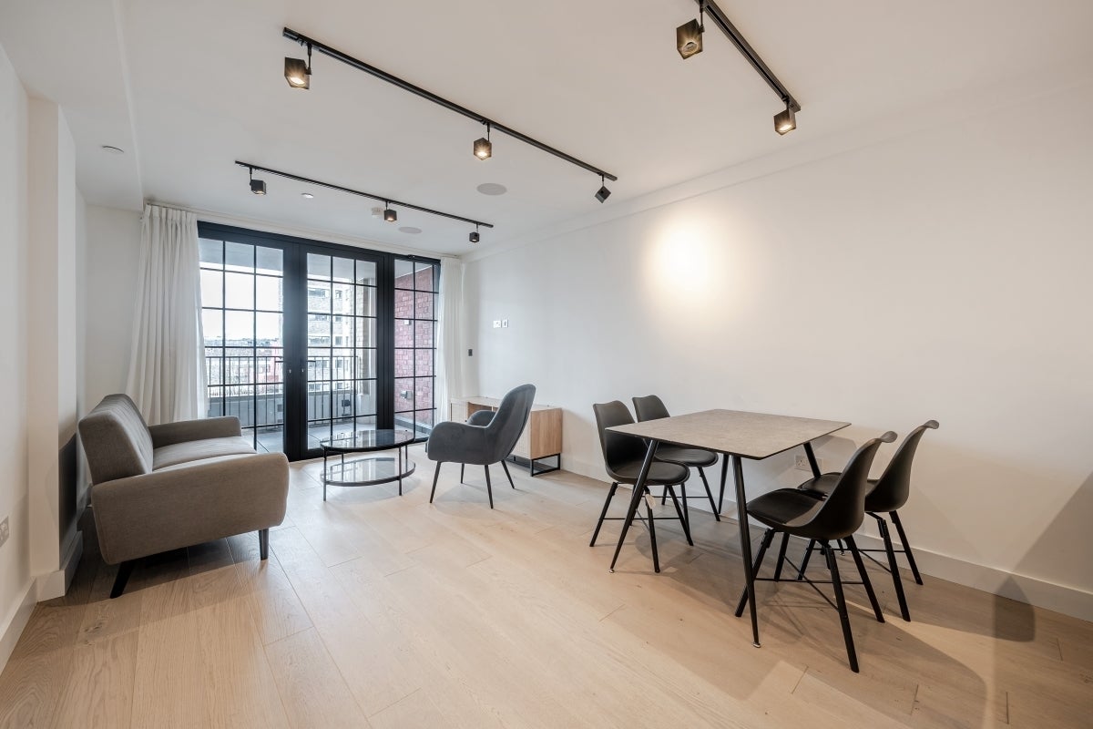 Flat Tannery Square in Greater London
