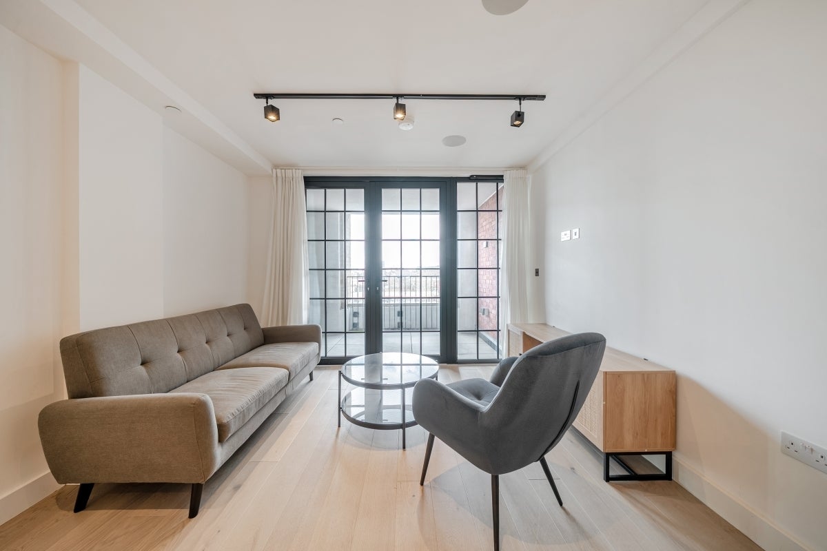 Flat Tannery Square in Greater London