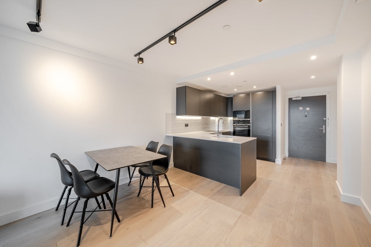 Flat Tannery Square in Greater London