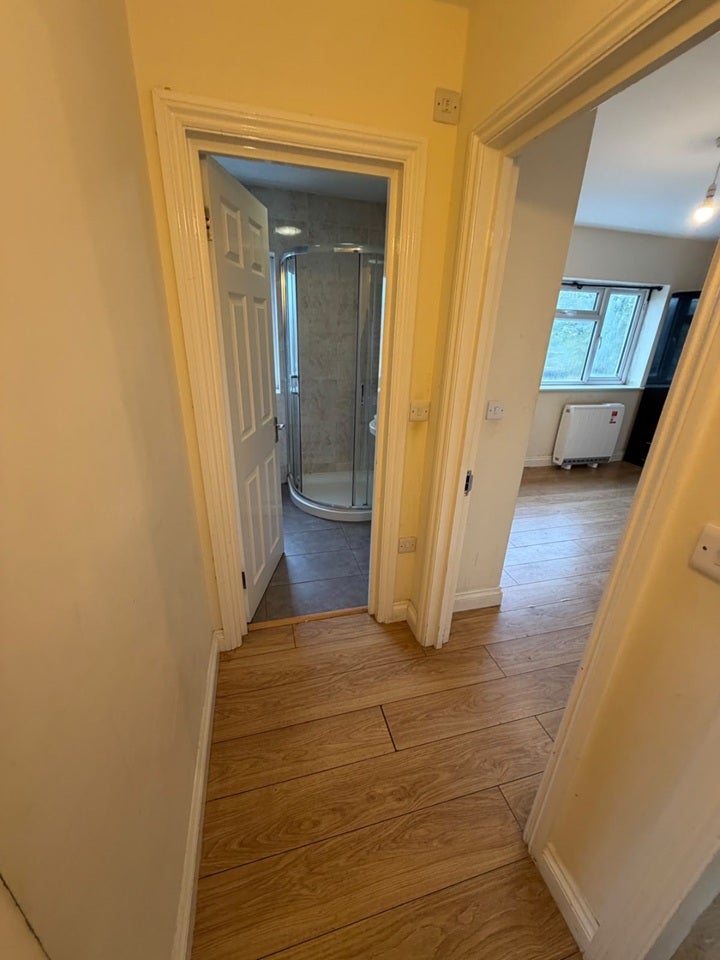 Flat Hendon Way in Greater London