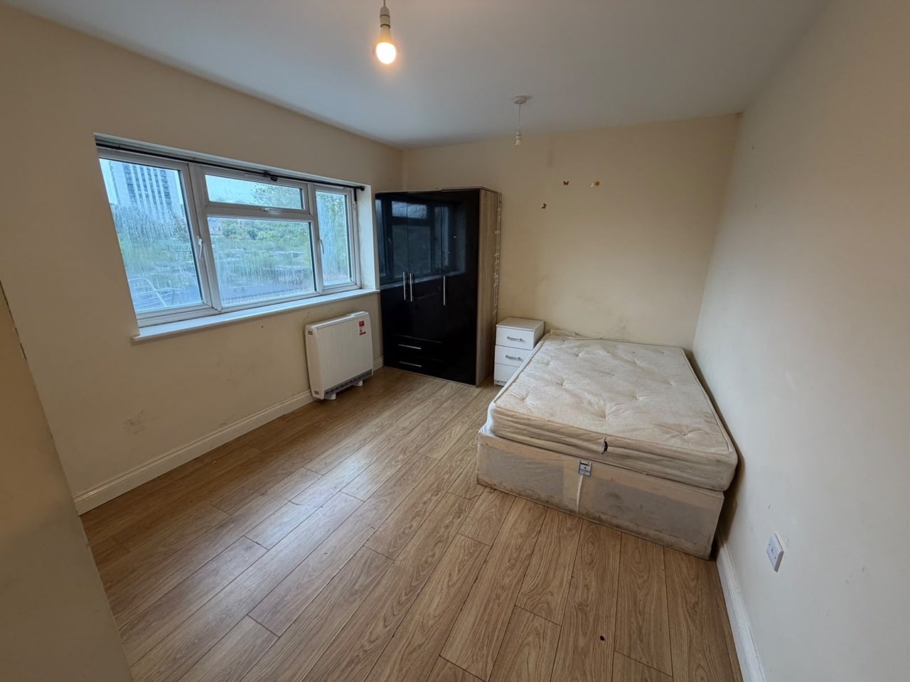 Flat Hendon Way in Greater London