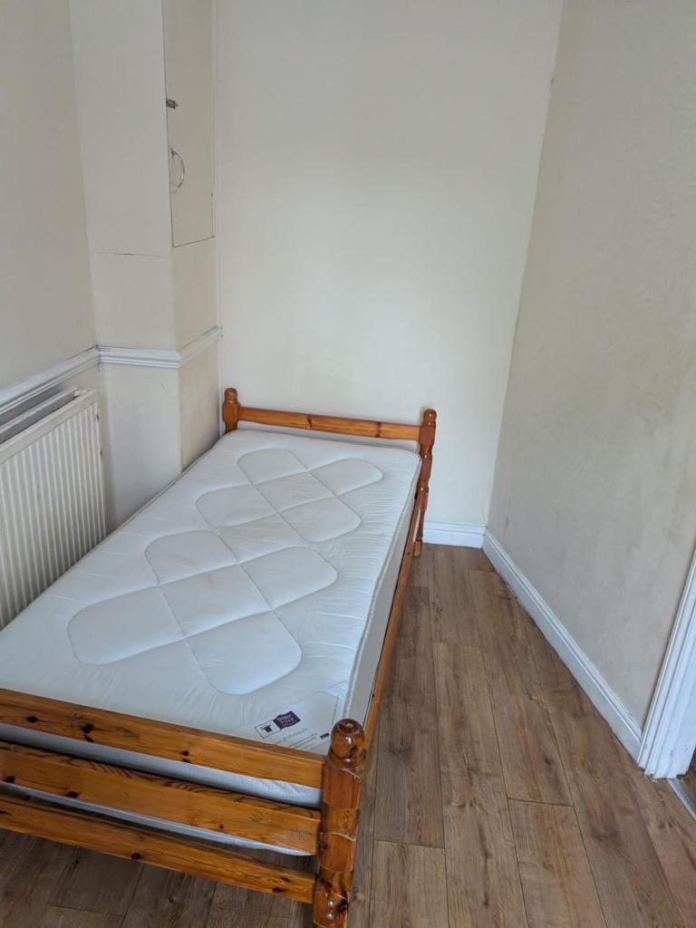 Flat Fishponds Road in Bristol