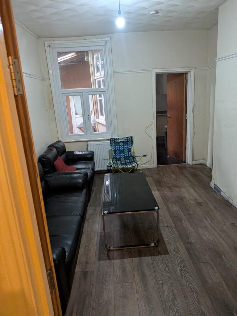 Flat Fishponds Road in Bristol