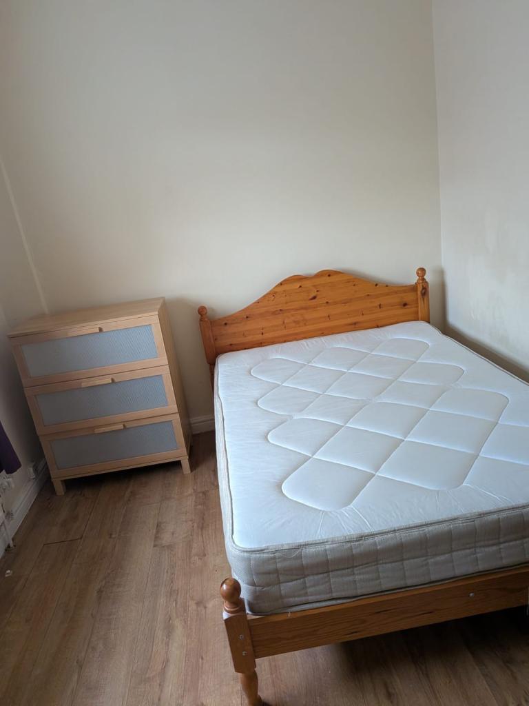 Flat Fishponds Road in Bristol