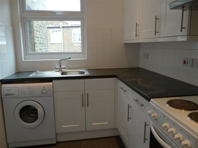 Flat Warwick Road in London