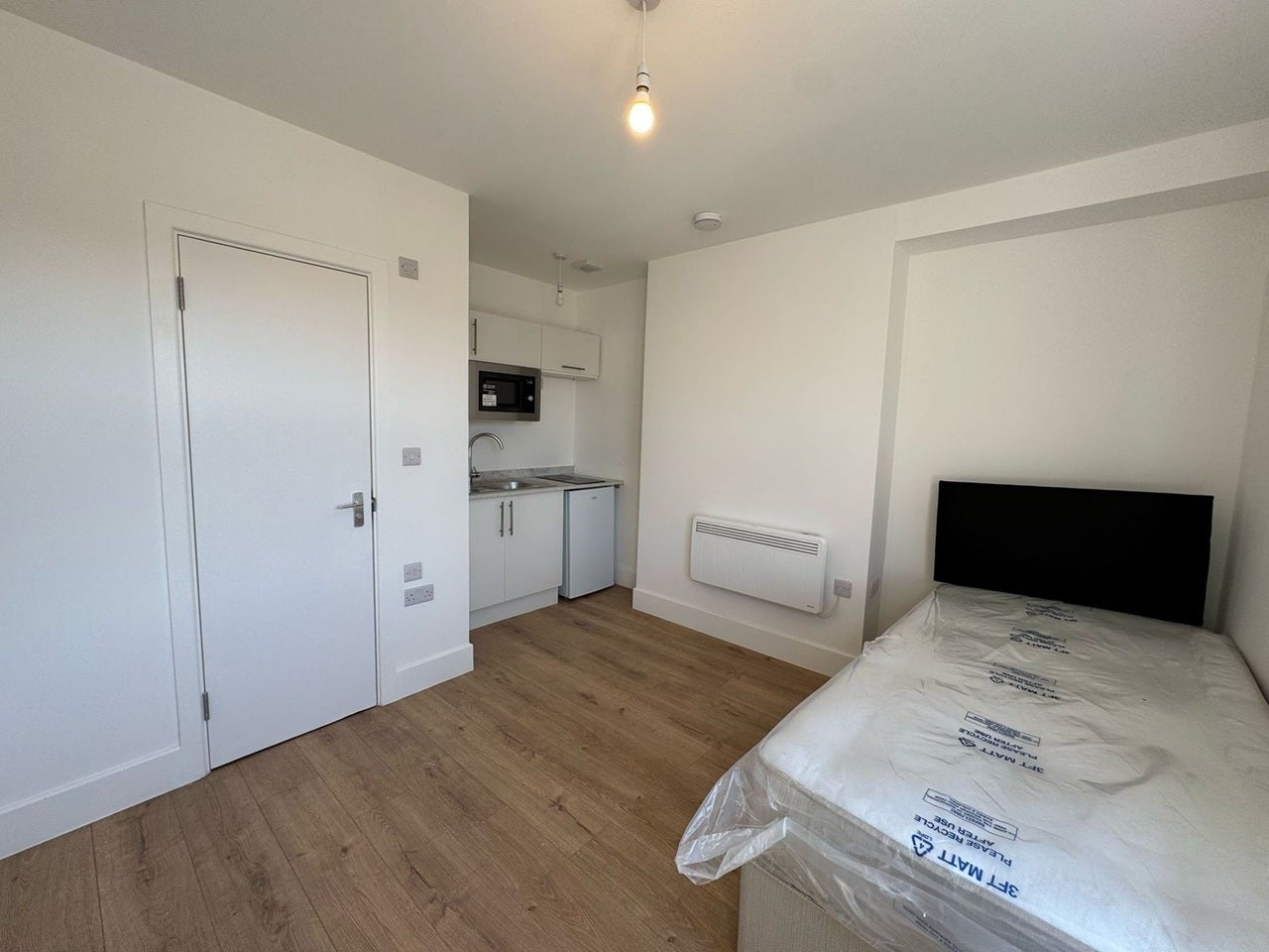 Flat Pownall Gardens in Greater London