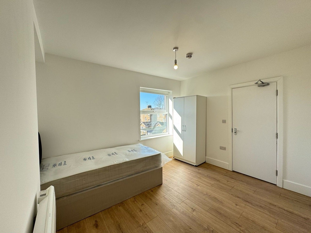 Flat Pownall Gardens in Greater London
