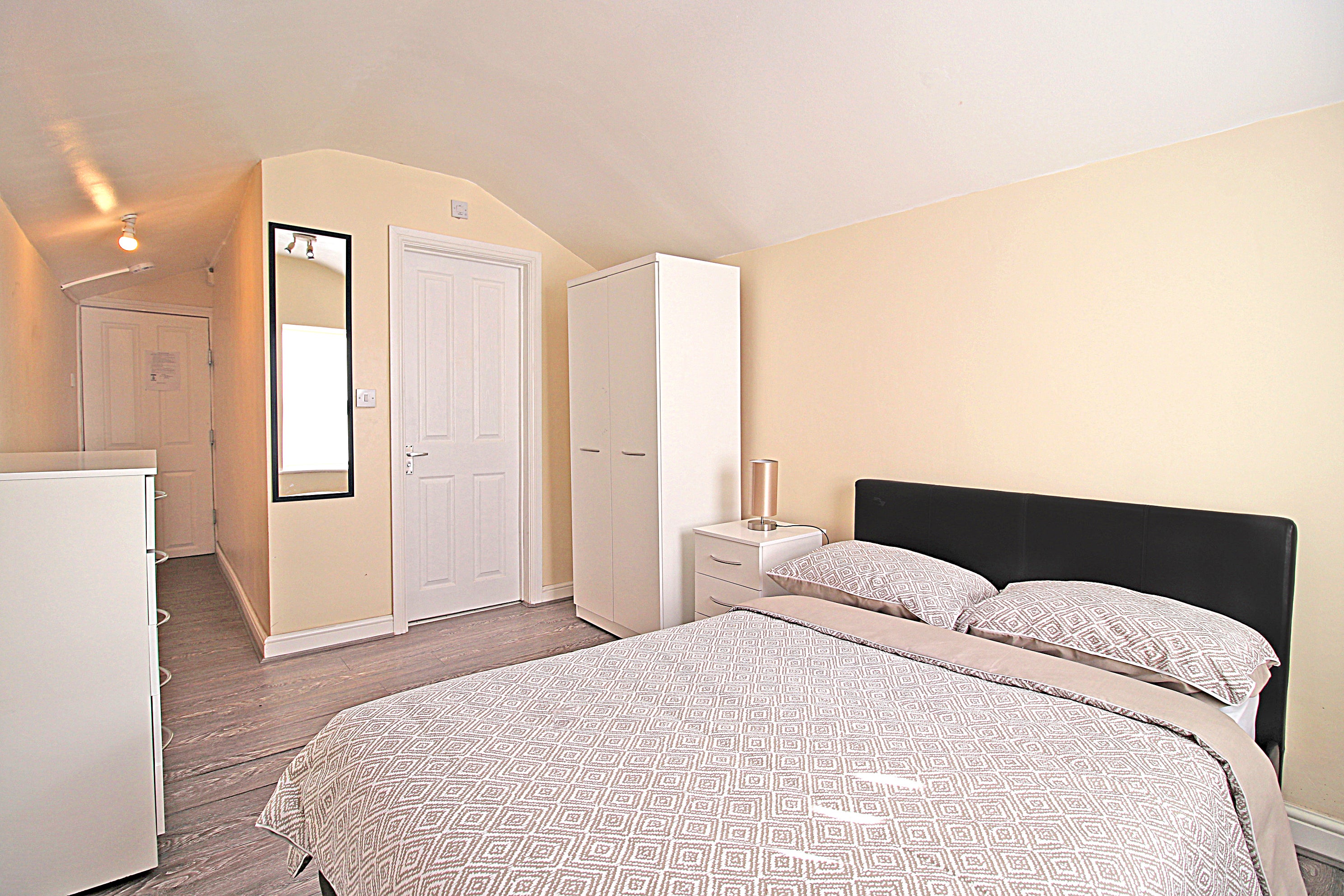 Room Victoria Road in Bedford