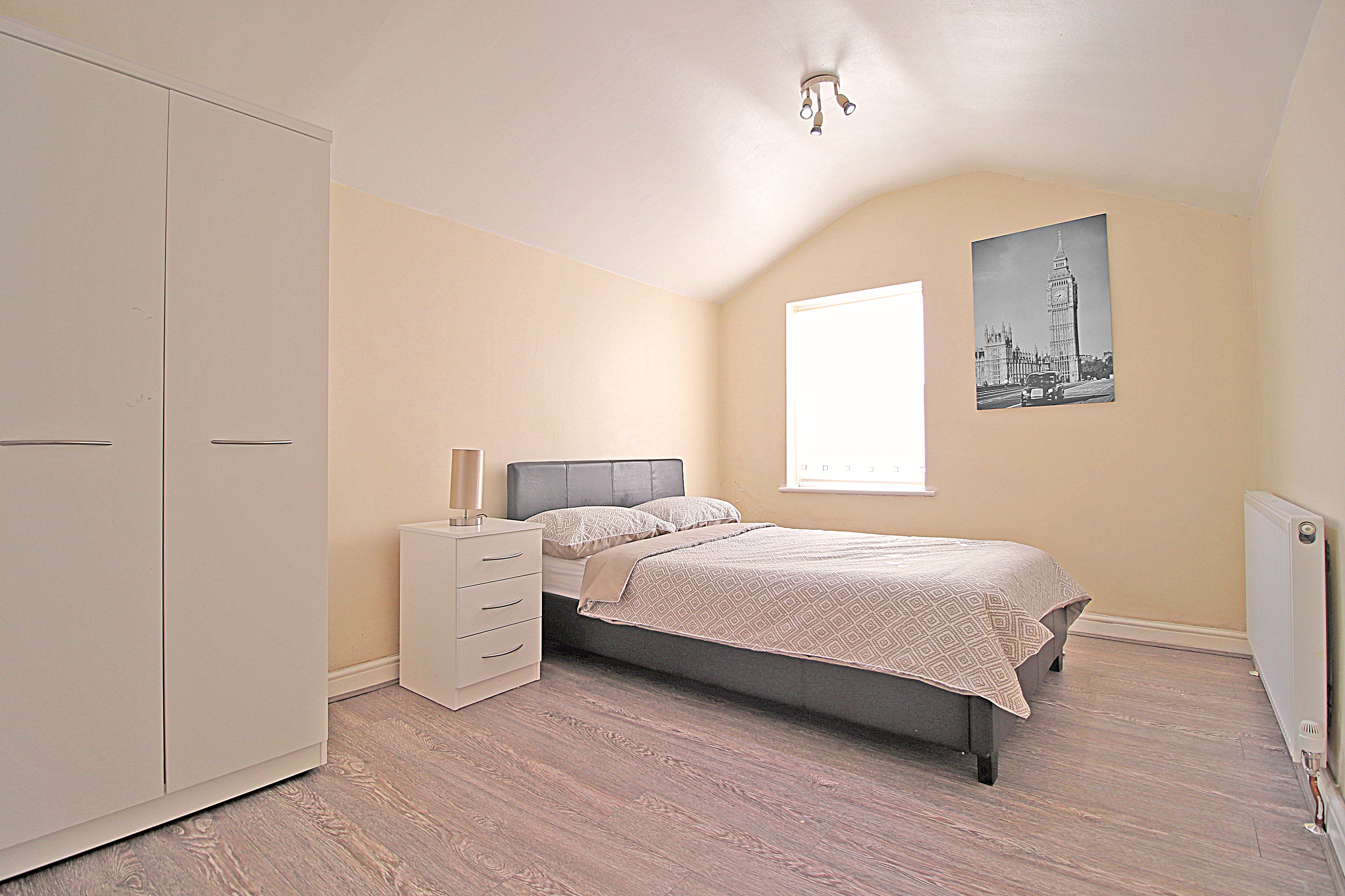Room Victoria Road in Bedford