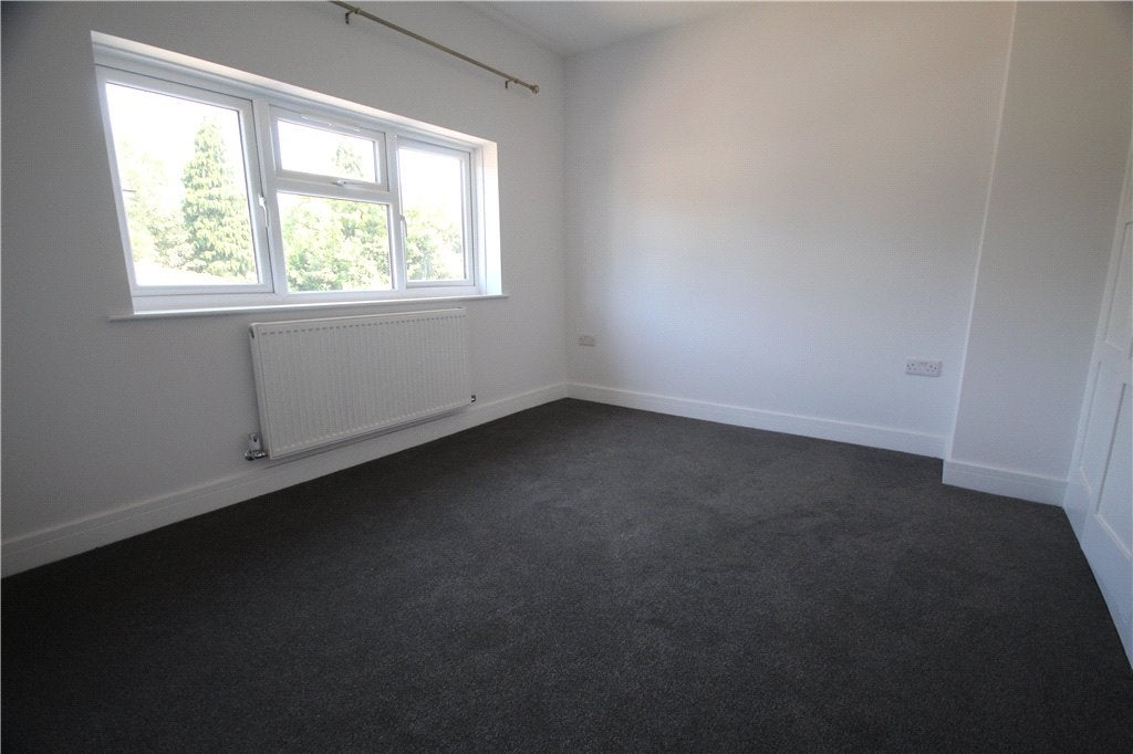 Flat Ashwood Road in Borough of Runnymede
