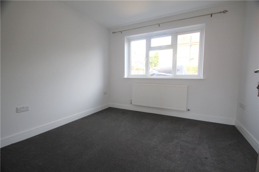 Flat Ashwood Road in Borough of Runnymede