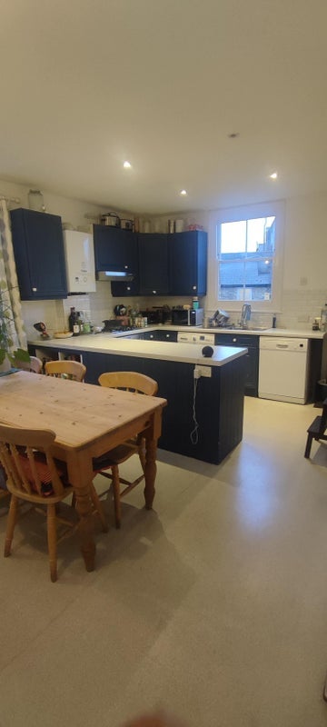 Room Emmanuel Road in Greater London