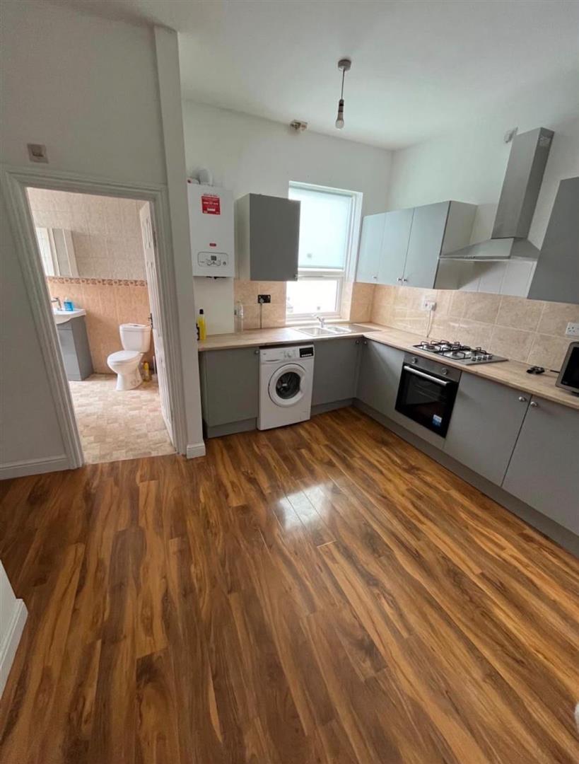 Flat Clifton Road in Greater London