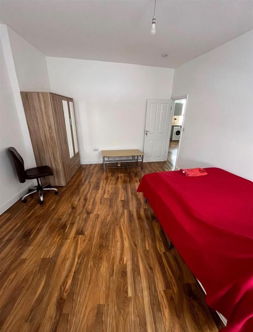 Flat Clifton Road in Greater London