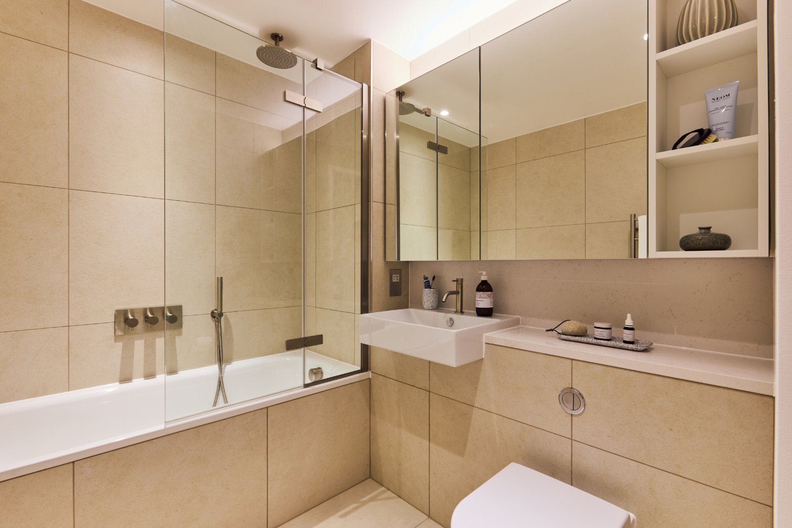 Flat New Drum Street in Greater London