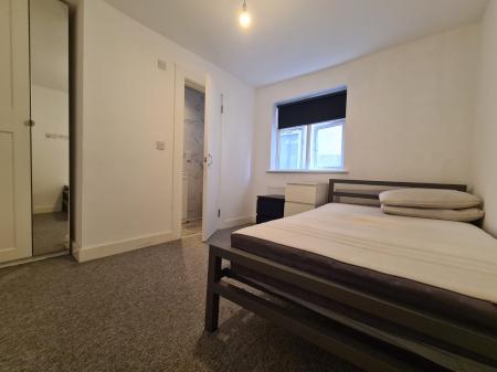 Room Golders Green Road in Greater London