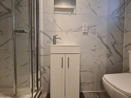 Room Golders Green Road in Greater London
