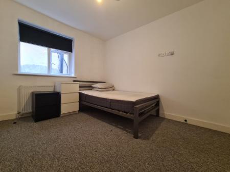 Room Golders Green Road in Greater London
