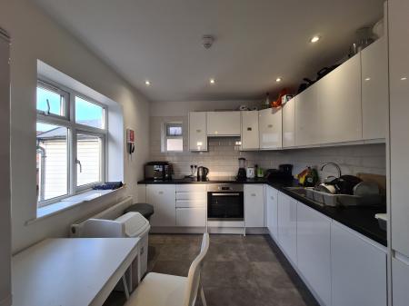 Room Golders Green Road in Greater London