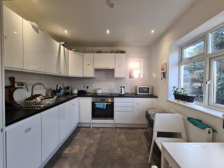 Room Golders Green Road in Greater London
