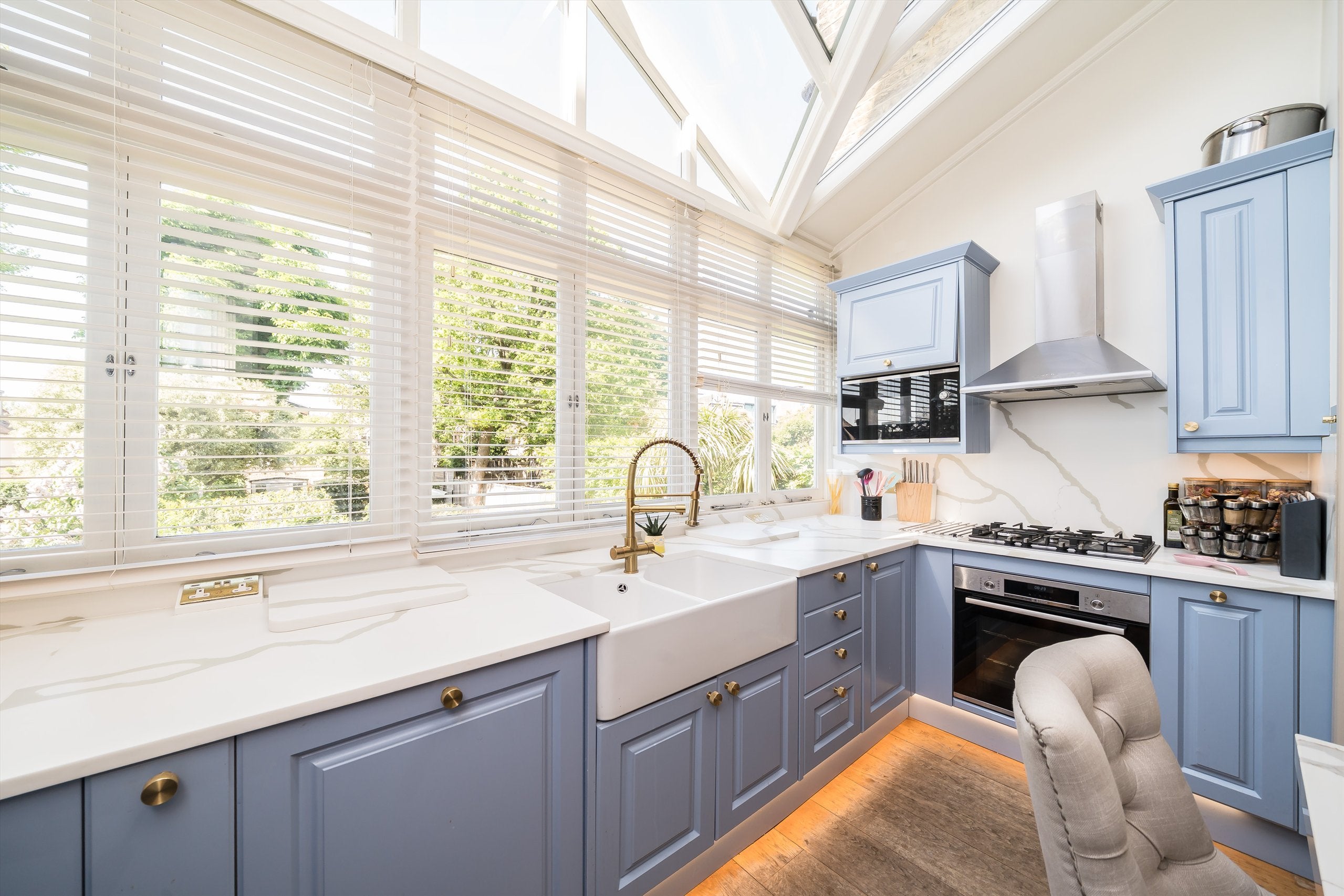 Flat Nightingale Lane in Greater London