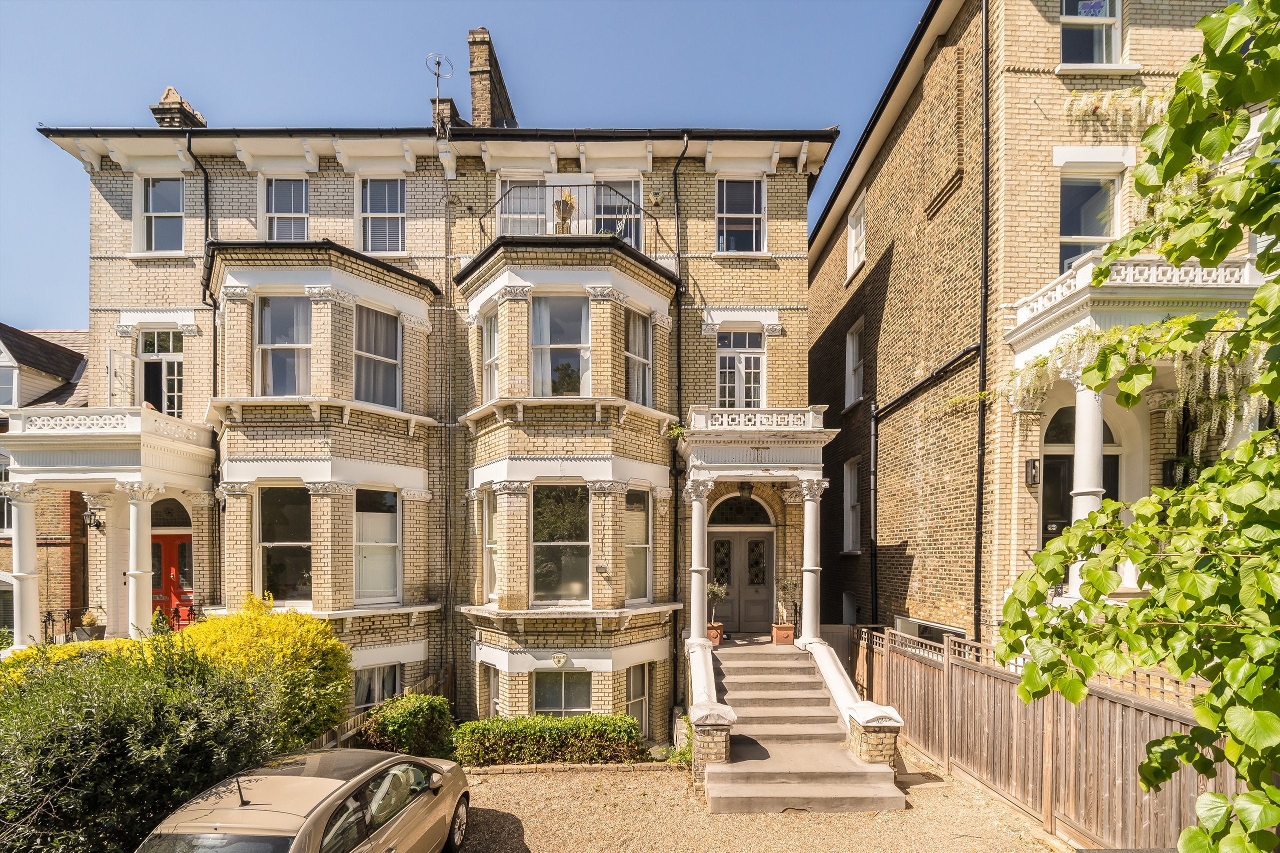 Flat Nightingale Lane in Greater London