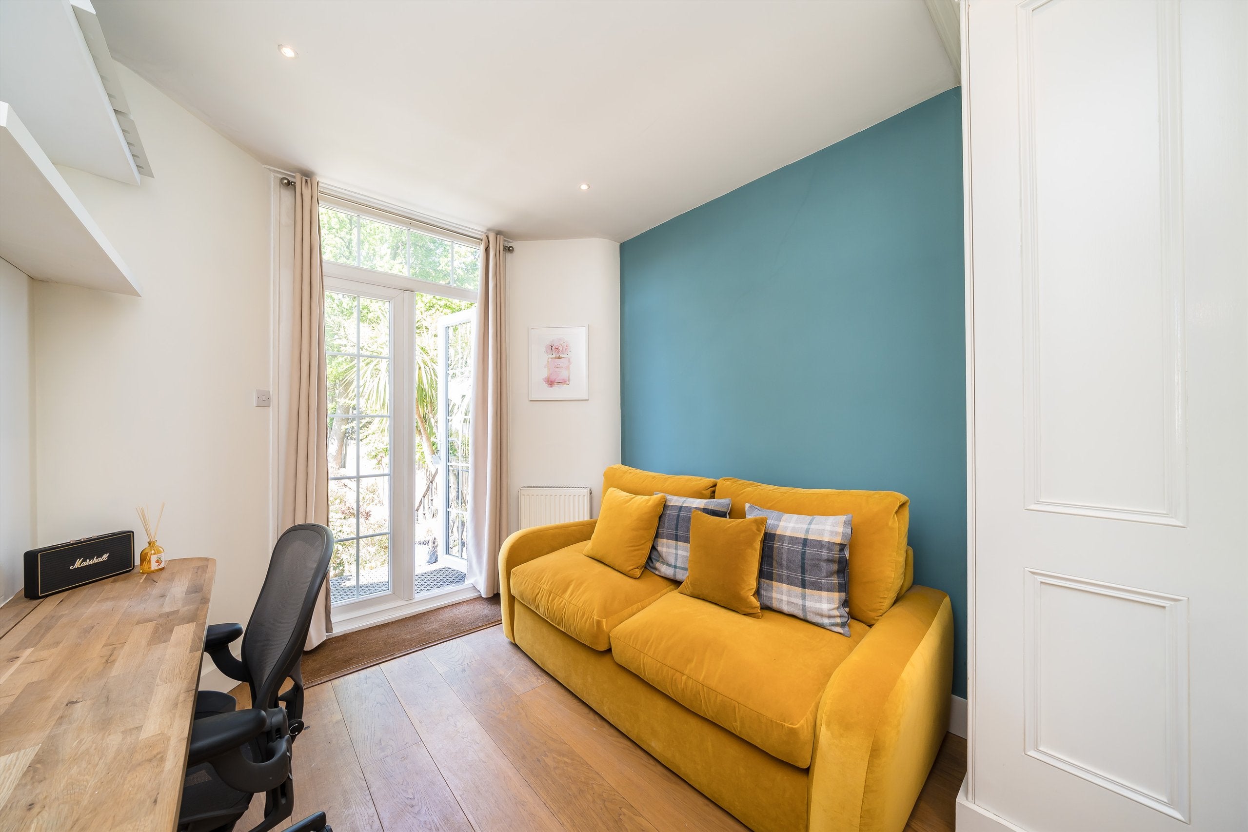 Flat Nightingale Lane in Greater London