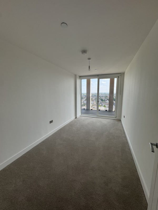 Room Auckland Road in Greater London