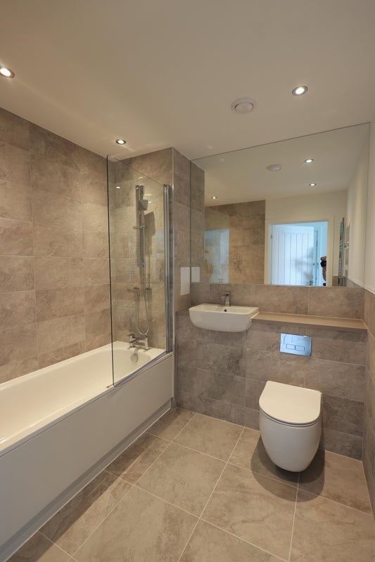 Room Auckland Road in Greater London