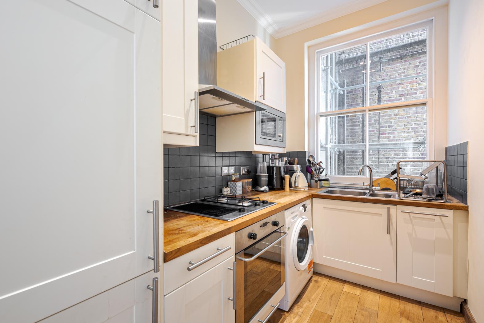 Flat Sisters Avenue in Greater London