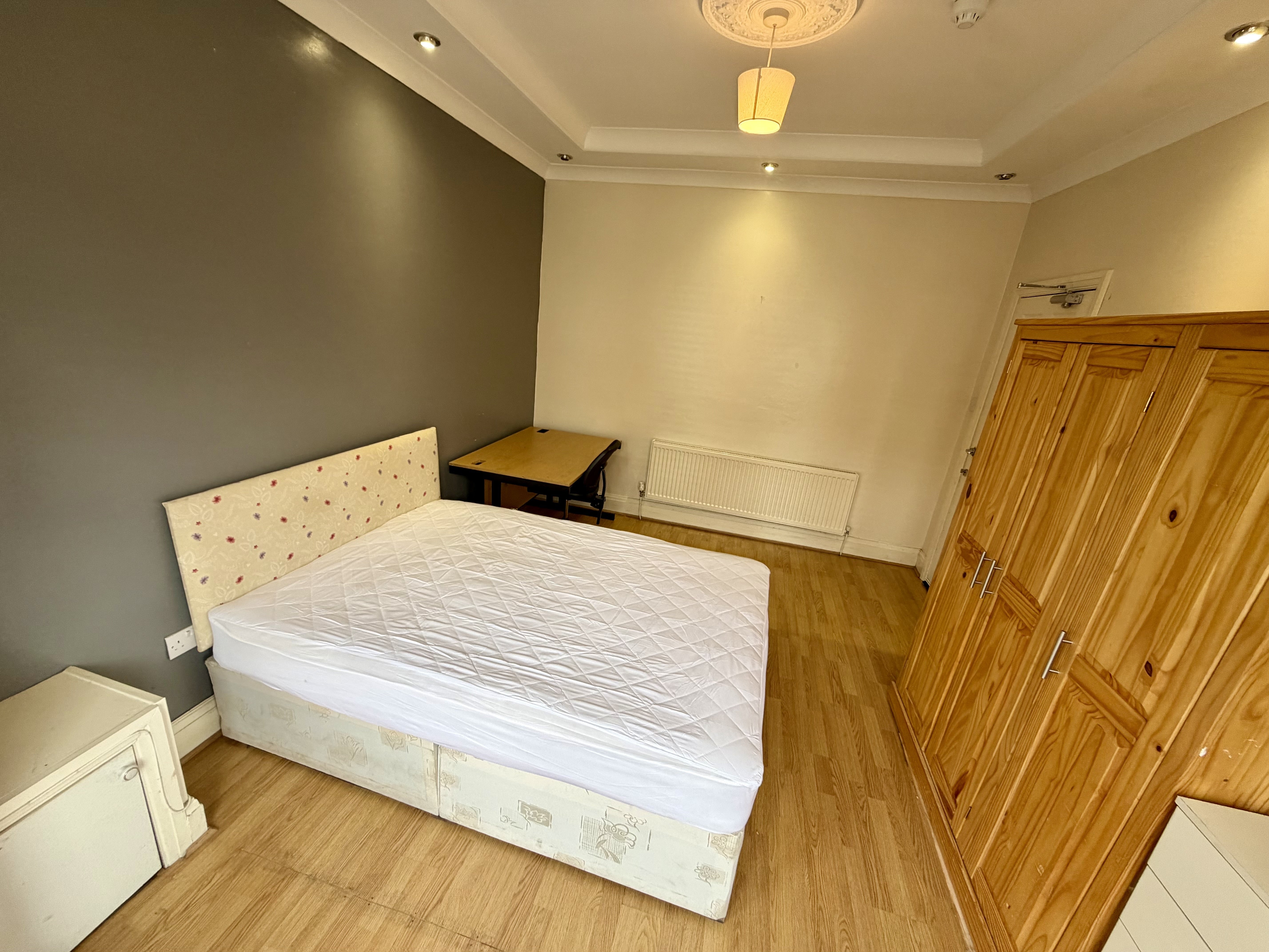 Room Deramore Street in Manchester