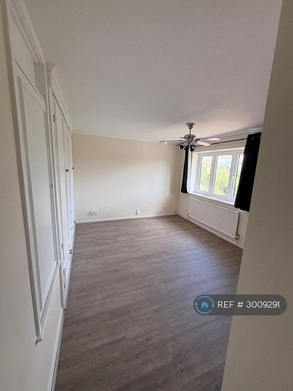 House Agincourt Close in Wokingham