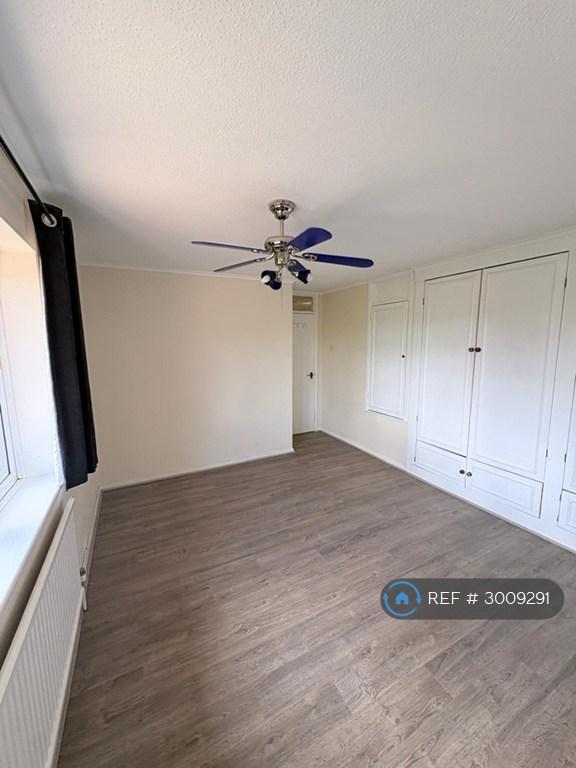 House Agincourt Close in Wokingham