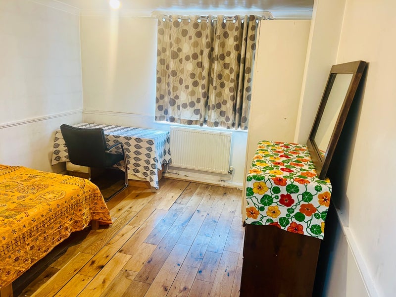 Room Malmesbury Road in Greater London