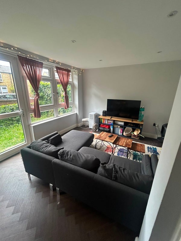Room Wiltshire Road in Greater London