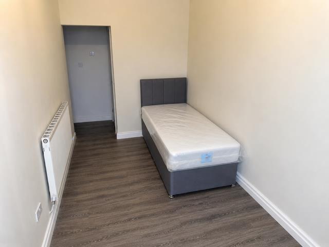 Room Heaton Road in Newcastle upon Tyne