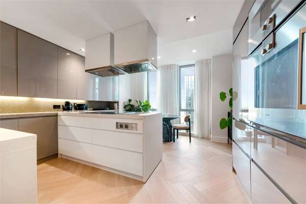 Flat Pan Peninsula Square in Greater London