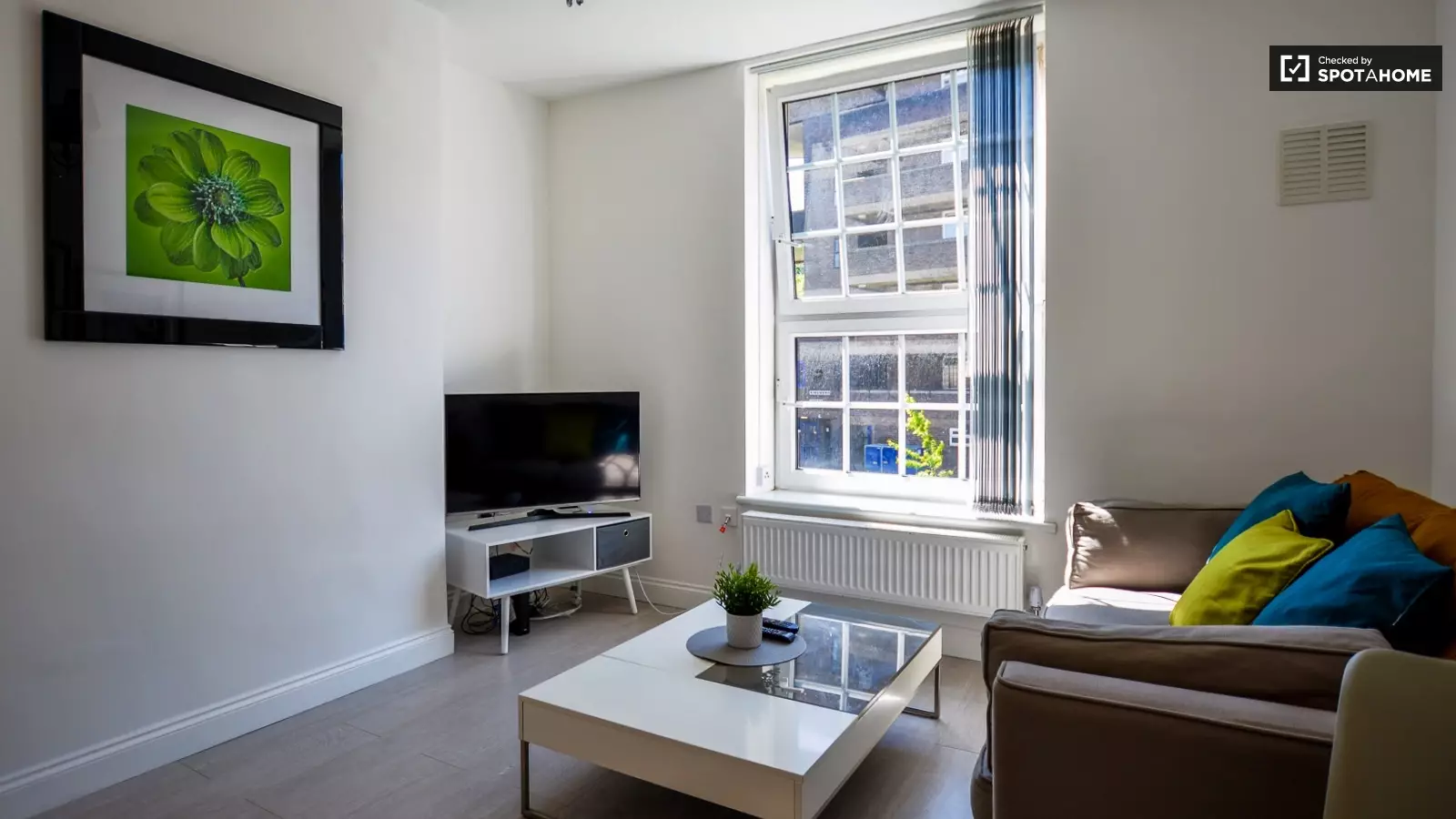 Flat Hanbury Street in Greater London
