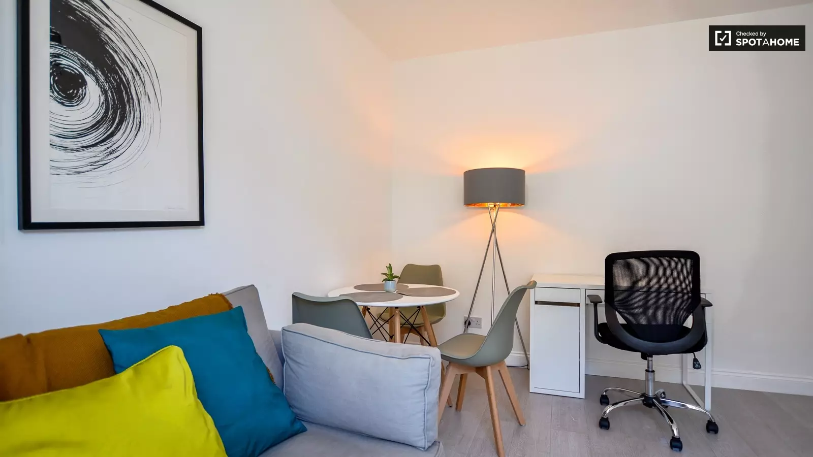 Flat Hanbury Street in Greater London