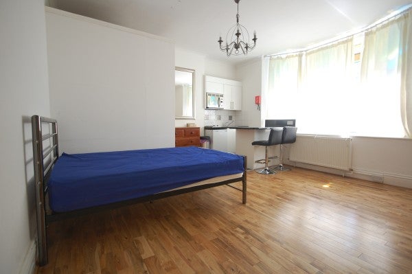 Flat Chiswick High Road in Greater London