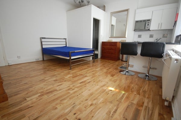 Flat Chiswick High Road in Greater London