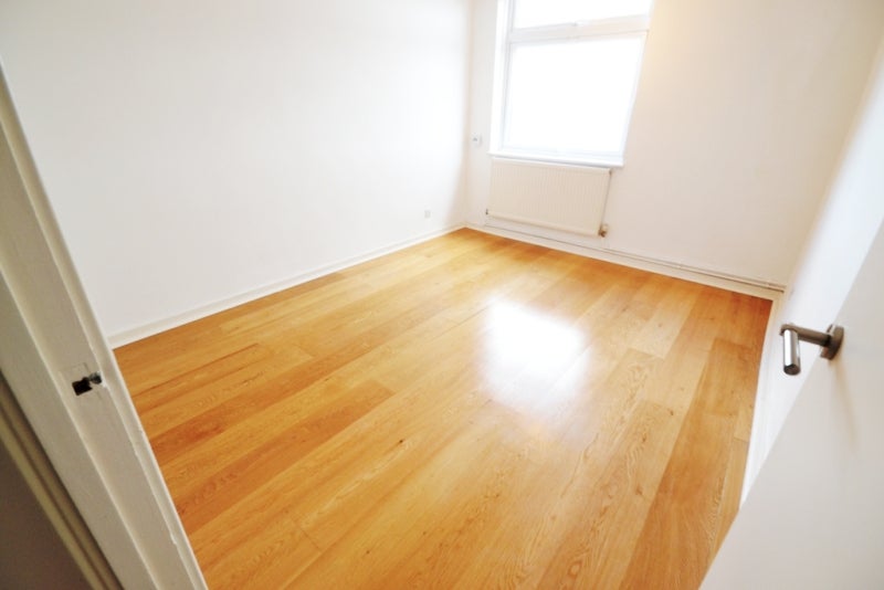 Flat Shepherds Bush Green in Greater London