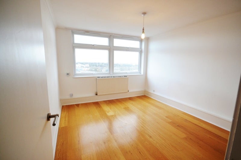 Flat Shepherds Bush Green in Greater London