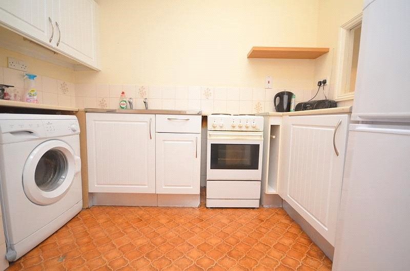 Flat Mavis Grove in Greater London