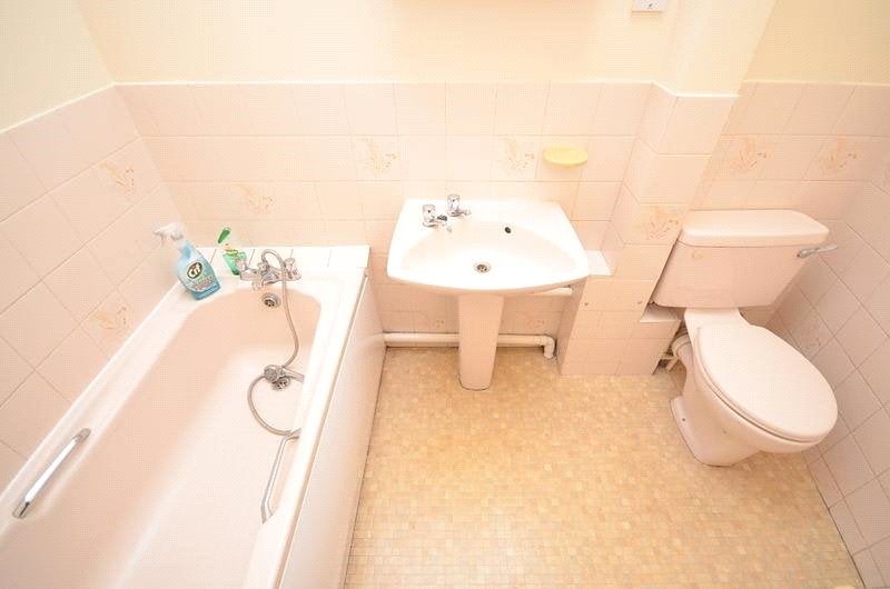 Flat Mavis Grove in Greater London