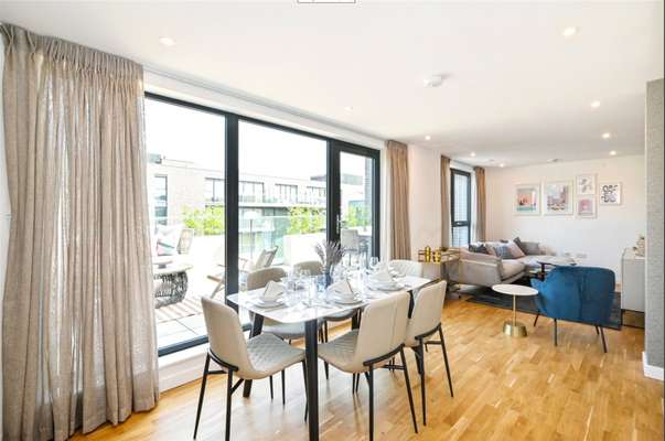 Flat Hawthorne Crescent in Greater London