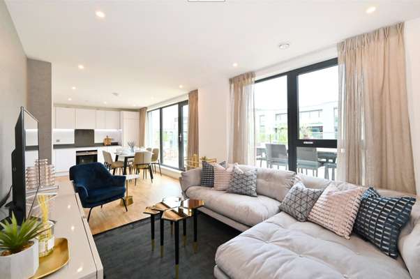 Flat Hawthorne Crescent in Greater London